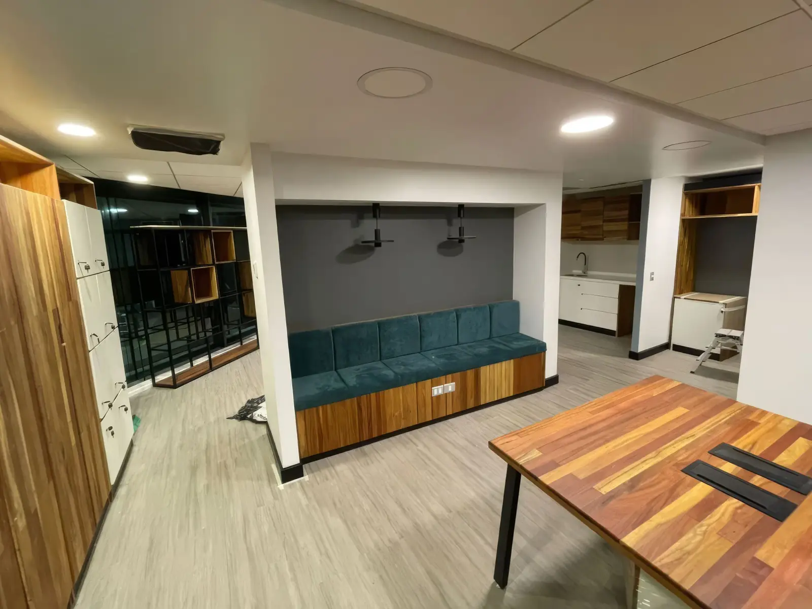 Interior de oficina con mobiliario de madera revalorizada