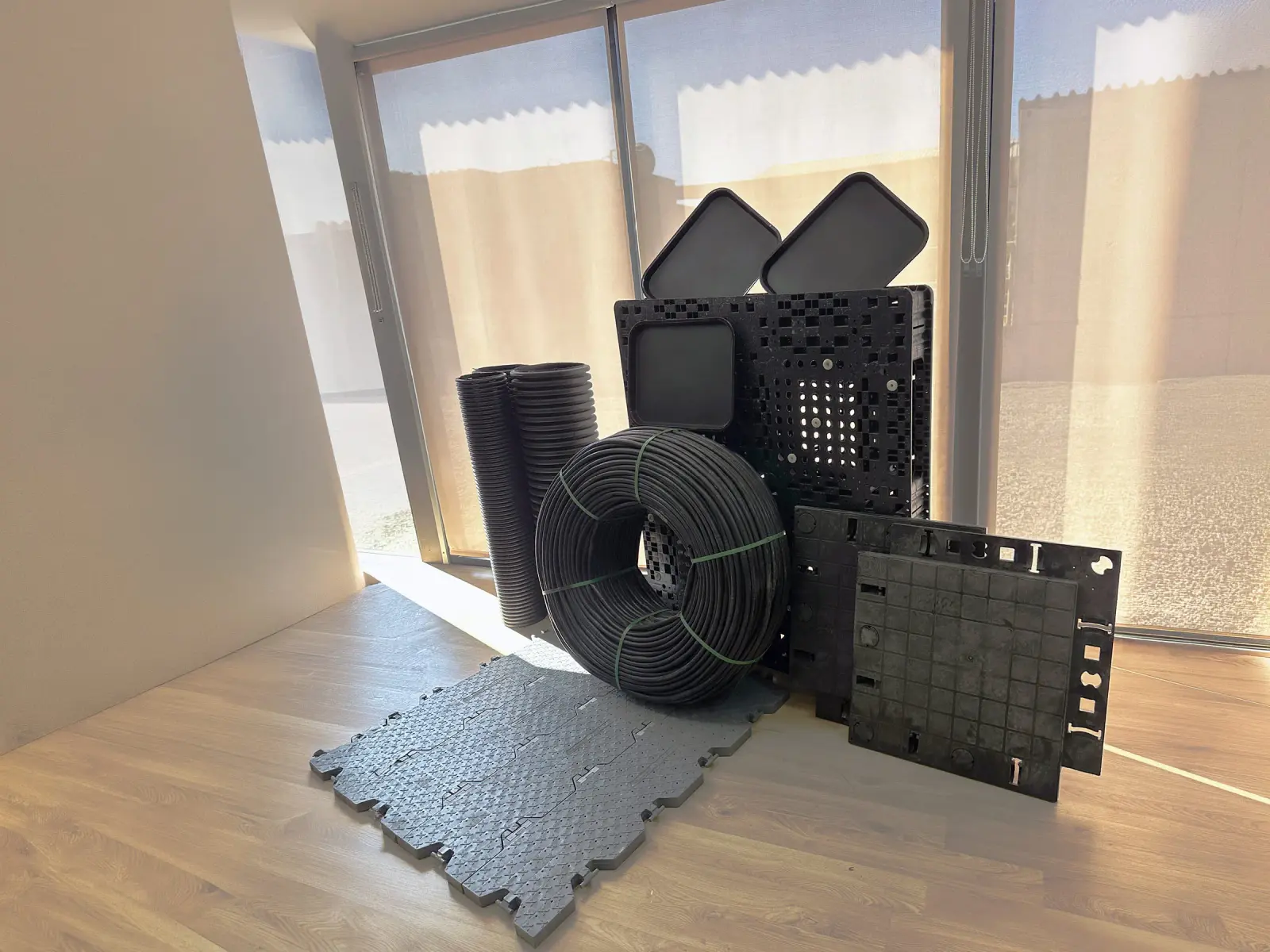 Productos fabricados con plástico reciclado: pisos modulares, pallets y tubos