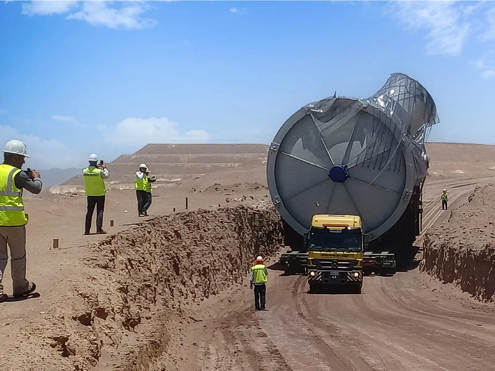 Camión transportando una carga sobredimensionada por un camino minero