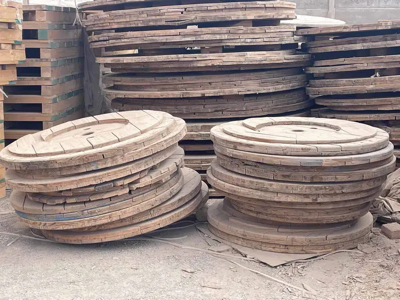 Acopio de carretes de madera