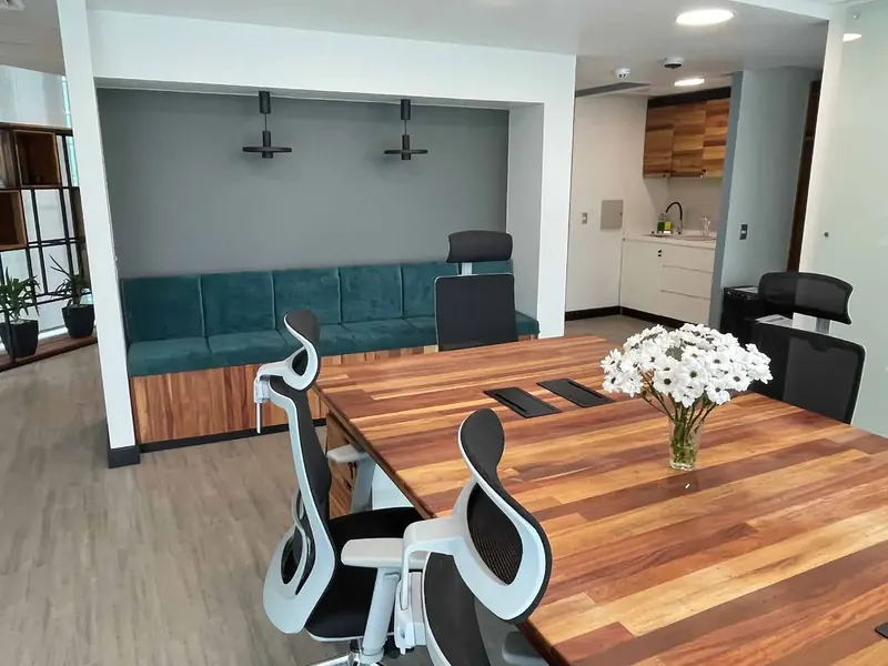 Sala de reuniones con mesa de madera revalorizada