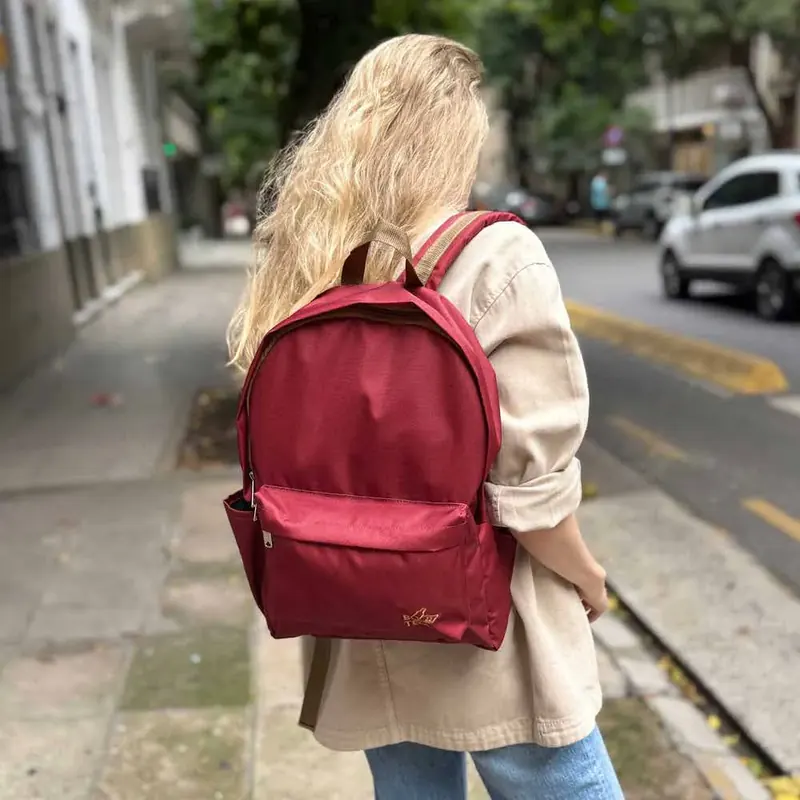 Mochila fabricada con material revalorizado