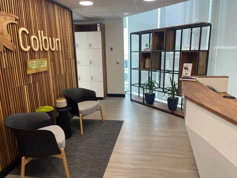 Recepción de oficinas de Colbún con mobiliario de madera revalorizada