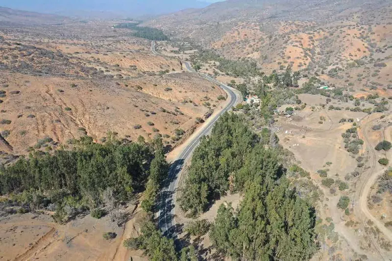 Vista aérea de un camino en un valle