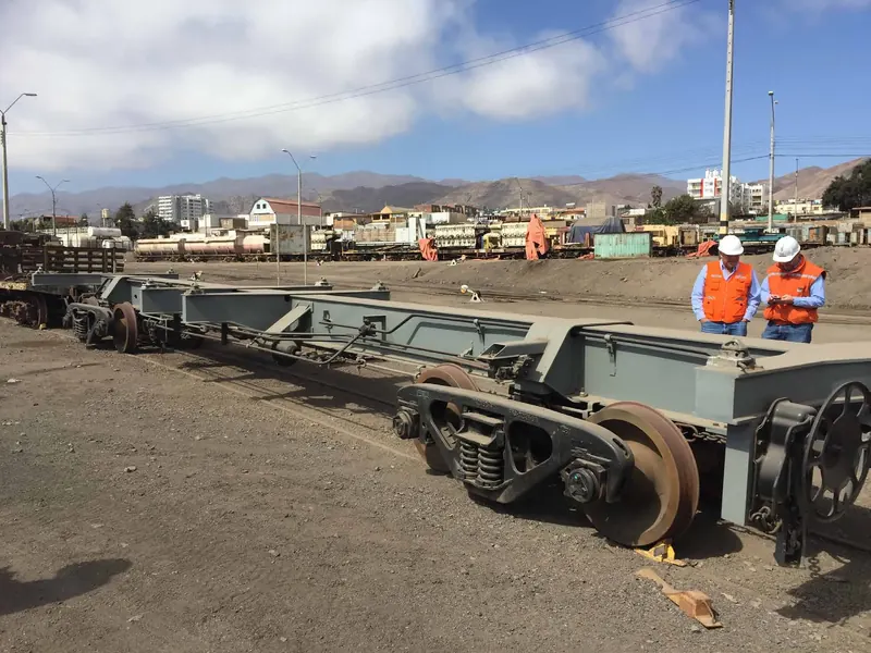 Profesionales revisando un carro ferroviario