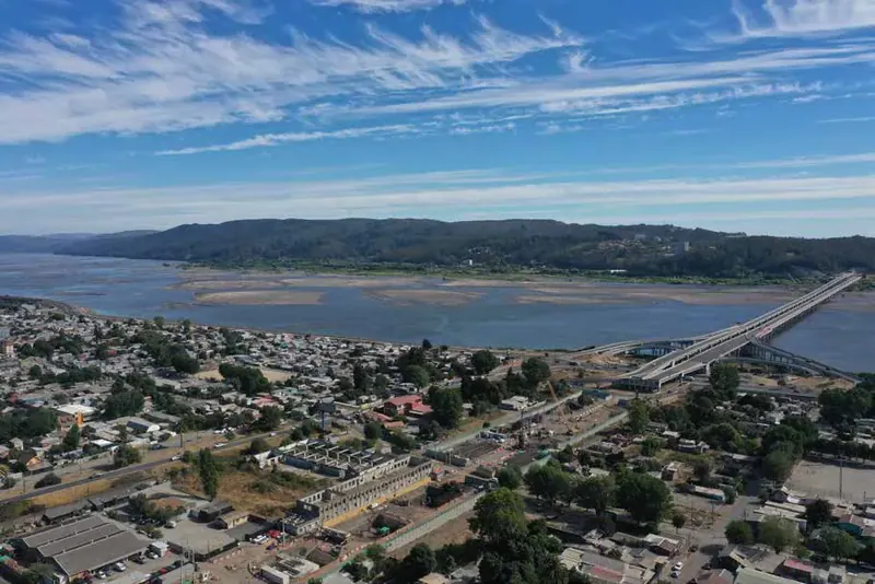 Vista aérea de un puente y la ciudad