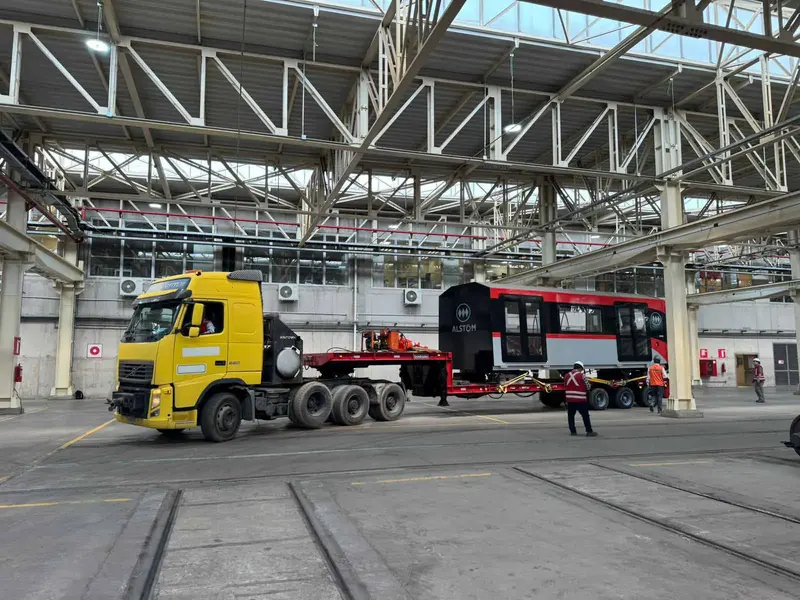 Traslado de un vagón en camión cama baja dentro de una maestranza