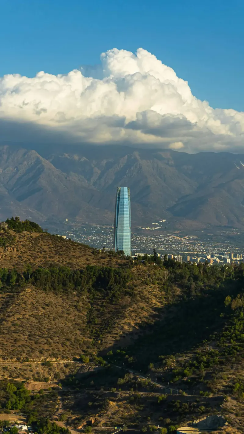 Vista de Santiago con la Gran Torre Costanera