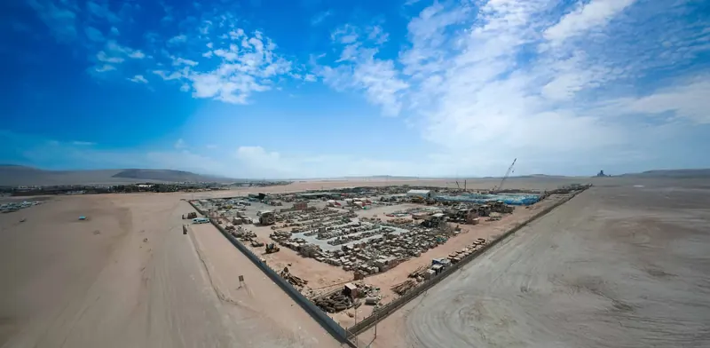 Vista aérea panorámica de un patio industrial en el desierto