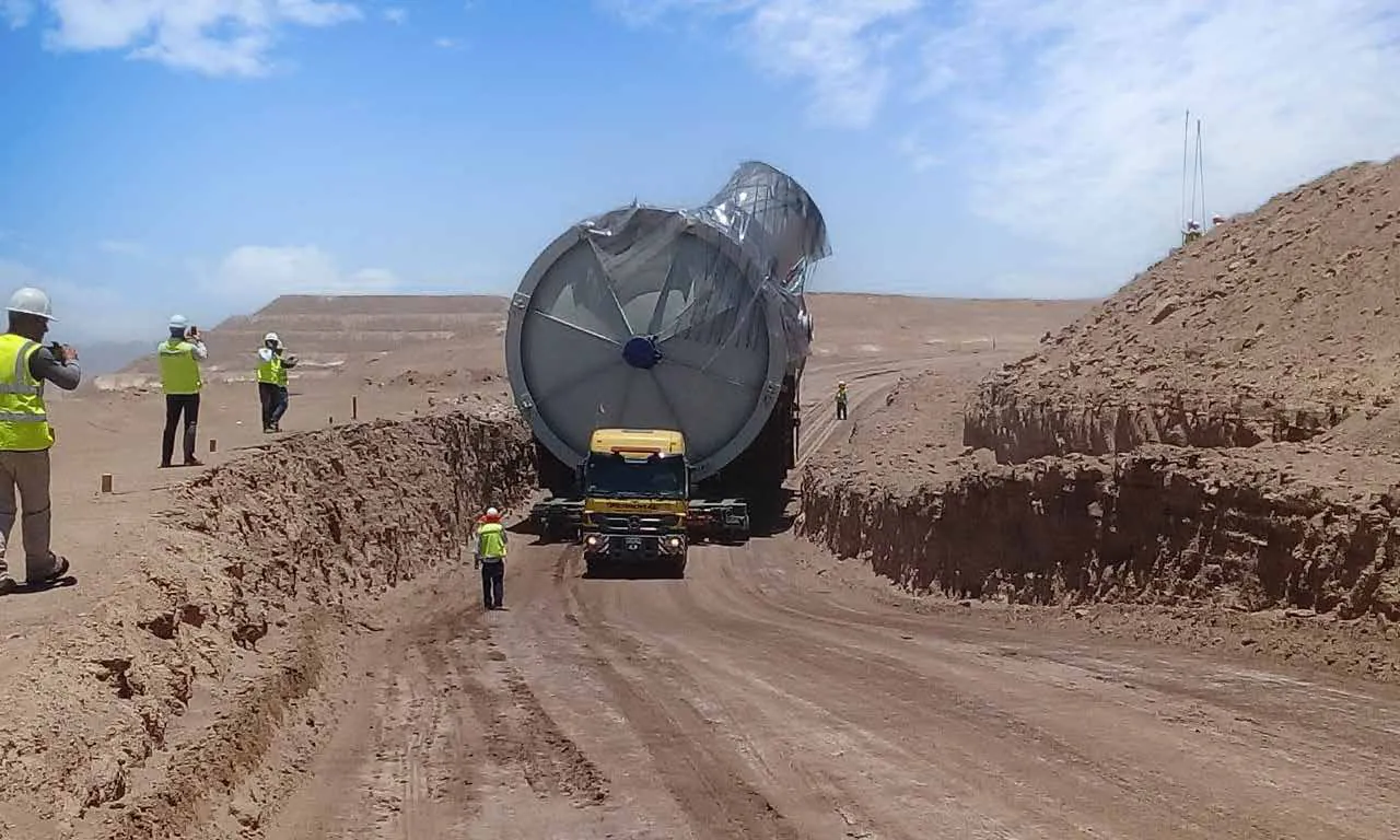 Transporte de carga sobredimensionada en un camino de faena